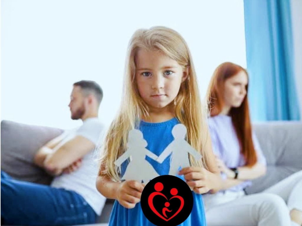 🏛️ IL CUORE DELLA NOSTRA MISSIONE: LA VERITÀ DEL LEGAME “I figli non si dividono, si amano in due.” In un mondo che spesso corre verso la separazione e il conflitto, l'Associazione si batte per l'unica verità che conta: il diritto di ogni bambino a crescere con l'amore, la presenza e la guida di entrambi i genitori. Oltre il conflitto, oltre il pregiudizio L'immagine che vedete è il simbolo della nostra battaglia quotidiana. Un figlio non è un trofeo da conquistare né un'arma da usare.  Nemmeno le fragilità individuali devono interrompere il regime di frequentazione paritaria, perché il benessere del minore risiede nella continuità affettiva. Contro le ombre della strumentalizzazione Ci opponiamo con fermezza all'uso di denunce strumentali come scorciatoie per recidere i legami. Come ribadito legalmente, una denuncia di violenza domestica non deve mai tradursi in una sospensione automatica del diritto di visita senza una rigorosa verifica del Magistrato. Proteggere i minori significa anche proteggerli dalla perdita ingiusta di un genitore sano. Ribadiamo che la parità non è solo un concetto sociale, ma un dovere genitoriale. Lavoriamo affinché ogni bambino possa tenere in mano quei "due genitori di carta" e vederli trasformati, ogni giorno, in due presenze reali, solide e protettive.